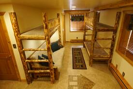 Fairview Bed & Breakfast | Cabin Room @ Indian Ridge Lodge 2 Beds, 4 Bunks