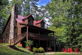 Dahlonega Cabin | The Red Roof Cab-Inn w/ hot tub
