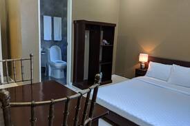 Baybay City Bed & Breakfast | Eddie's Place - King bed 1