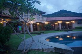 Portalon Villa | Casa de Leones! Manuel Antonio/Ocean View Villa!
