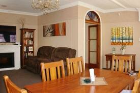Somerfield House | Gingerbread Lodge privacy single room7