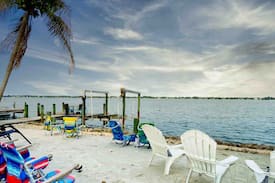 Englewood Villa | Waterfront “Paradise Bay” suite at blue island inn