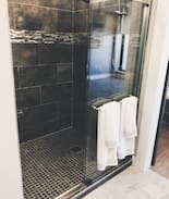 Ashland Apartment | Sky Loft on 10 . 2 bed . 2 bath + Modern luxuries