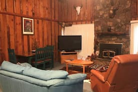 Hoyt House | Cozy lake retreat nestled in mature trees in Beautiful Mason Oaks - Lake Eufaula