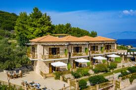 Skinaria Apartment | Makris Gialos Suites by the beach / C