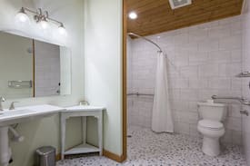 Forks Cabin | Road Trip Inn ADA - Woodland Inns