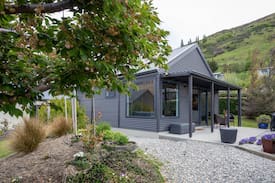 Lower Shotover Apartment | Manaia Cottage-Luxurious stylish with Great Views