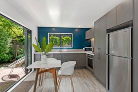 Merivale Apartment | Modern Merivale Village apartment with Garden.