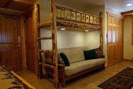 Fairview Bed & Breakfast | Cabin Room @ Indian Ridge Lodge 2 Beds, 4 Bunks