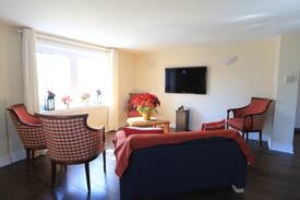 Niagara Falls House | FALLSVIEW COTTAGE- WALKING DISTANCE TO THE FALLS