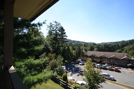 Blowing Rock Apartment | Chetola Oak #4 is a beautifully redone 2 bedroom condo in Chetola Resort