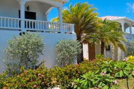 Island Harbour Villa | Villa Elegante Overlooking the Ocean