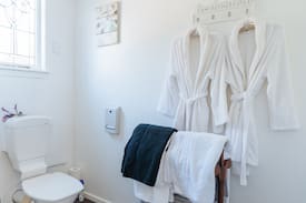 Lake Roxburgh Village Bed & Breakfast | Kohinoor Inn B&B - The Tin Shed