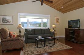 Cloverdale Apartment | The Loft, Bright, Sunny & Spacious