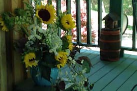Gainesboro Cabin | Charming Happy Mountain Hideaway