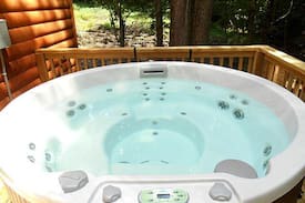 Millersburg Cabin | The Green Ridge Cabin in Berlin with hot tub.