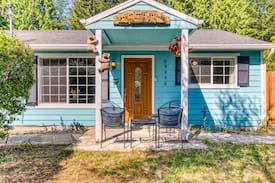 Florence House | Dog-friendly home, fenced yard, dog beds & grill - near parks/beach