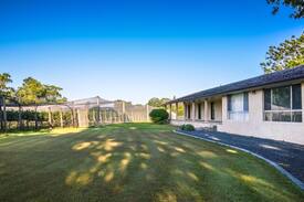 Raleigh House | Raleigh House in the vineyard of Raleigh winery