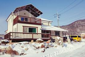 Mungyeong Cabin | 문경석촌민박(단독2층 주택 독채) 기본4명. 12~15명 가마솥 백숙 원하실 경우세팅해드림