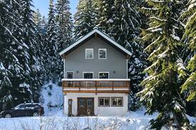 Snoqualmie Pass Cabin | Cosy Creekside Cabin