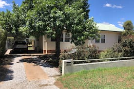 Central Mudgee House | The green keepers cottage. Quiet, cozy & comfy.