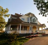 Beiseker House | Skyview Inn B&B - Kananaskis Room