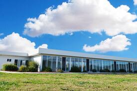 Budgee Budgee House | LUXURY ENTIRE HOUSE WITH 25M HEATED INDOOR POOL