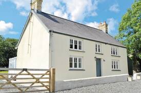 Wolf's Castle House | Penbanc (OZ1)