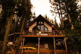 Leavenworth House | Lake Wenatchee Lakefront Cabin w/hot tub & sauna