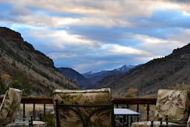 Wapiti Bed & Breakfast | Canyon Creek Cabin Bed & Breakfast