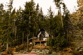 Leavenworth House | Lake Wenatchee Lakefront Cabin w/hot tub & sauna