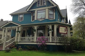 Neenah Bed & Breakfast | Aunt T's B&B - Mountain Room