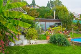 Meilen District House | Cozy Bungalow in lush Garden