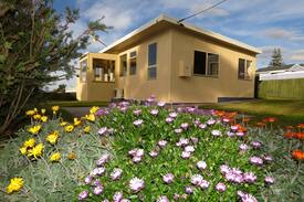 Binalong Bay Cabin | Binalong Bay's 'Daisy Cottage'