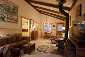 Ashford Cabin | Nisqually Chalet at Mt. Rainier w/ Private Hot Tub