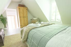 Margate Cabin | Holly Tree Cottage - A Hidden Gem in the Old Town