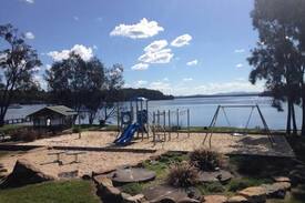 Coomba Park House | Bream cottage, lake water views