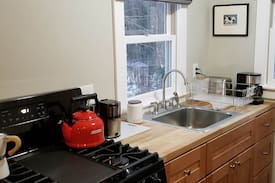 East Haven  Rutland County House | Solar Tiny House - Secluded Killington Getaway