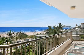 Currumbin Apartment | Rocks Resort 4E - Currumbin Beachfront