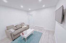 Surrey House | 2 Bed Carriage House in White Rock Walk to Beach