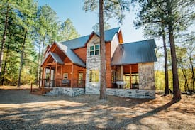 Hochatown Cabin | Welcome to “Scarlet Begonias” an escape that will put you among the grateful living!