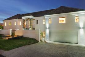 Scott Estate Villa | Cape Tow La Louise courtesycar/pool /jacuzzi