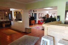 Sandbaai House | Charming, spacious & modern family home