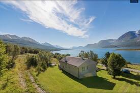 Tromso Villa | Jiehkkevarri Lodge, Lyngen Alps