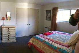 Kelvin Heights Apartment | 🌞 Sunny Kelvin Heights - no added cleaning fee.