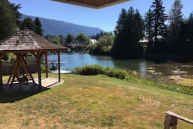 Lake Cowichan House | Riverfront Relaxation