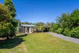 Opunake Cabin | FOX COTTAGE - NZ BACH OF THE YEAR 2018