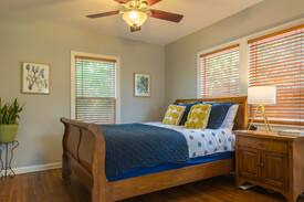 Hyde Park House | Charming & Central Hyde Park Treehouse Apartment
