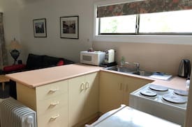 Beechworth Cabin | Peach Cottage. Quiet location. 1km from PO