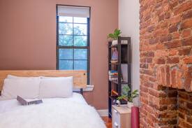 Queens House | Private room with queen-size bed! M and L trains